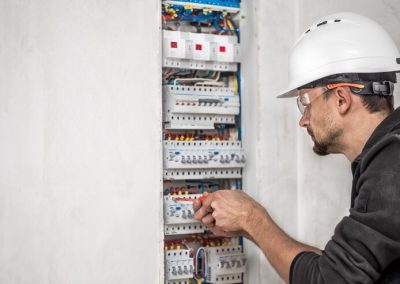 Tecnico electrico que trabaja centralita fusibles instalacion conexion equipos electricos