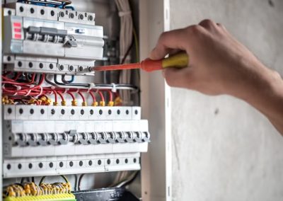 Técnico electrico que trabaja centralita fusibles instalacion conexion equipos electricos