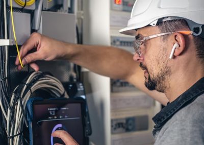 Técnico electrico trabaja centralita fusibles