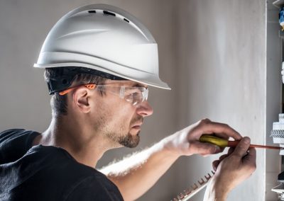 Técnico electrico que trabaja centralita fusibles instalacion conexion equipos electricos